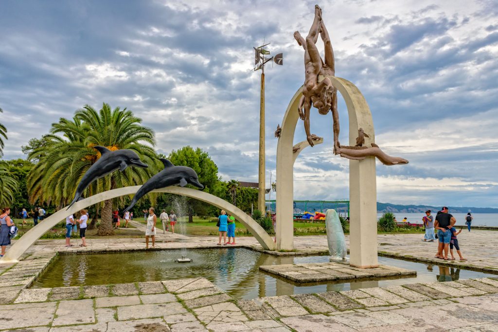 Скульптура «Ныряльщики» в Пицунде, Абхазия