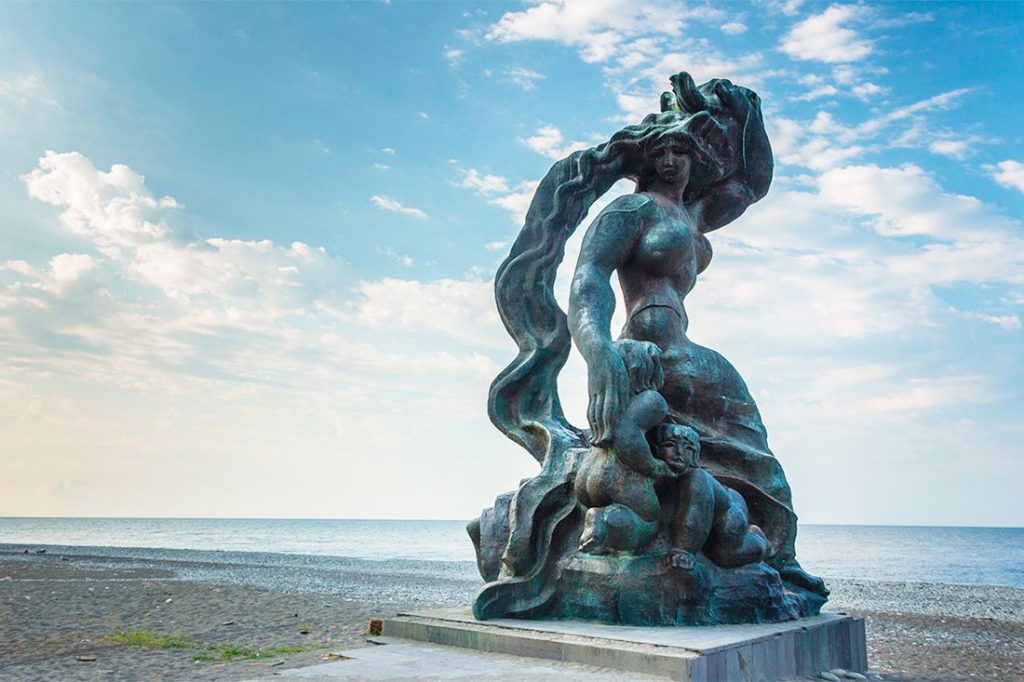 Скульптура «Медея» в Пицунде, Абхазия